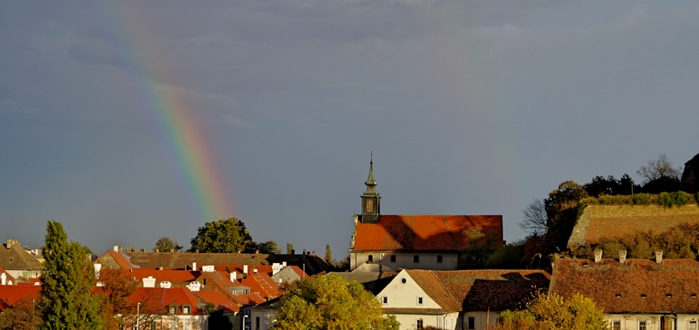 arco-íris sobre as casas durante o dia