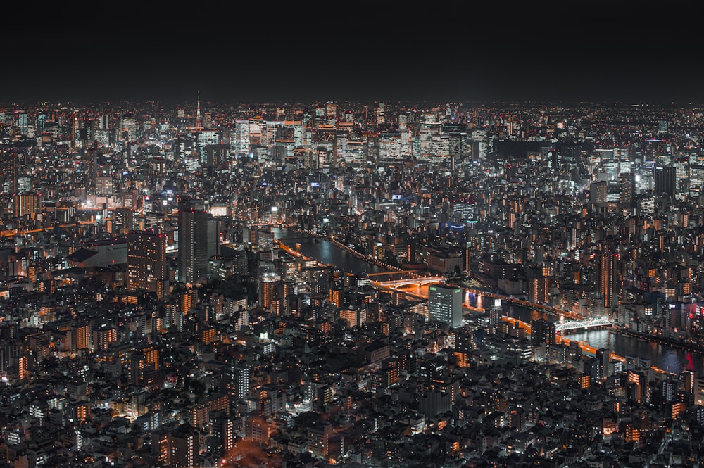 Vista superior del paisaje urbano iluminado por la noche