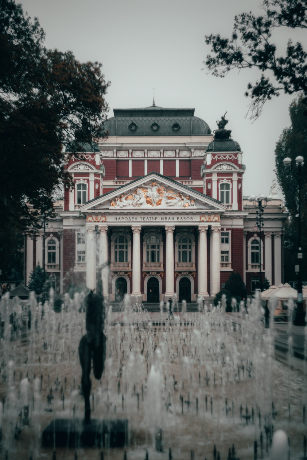 白と赤の家の建築写真