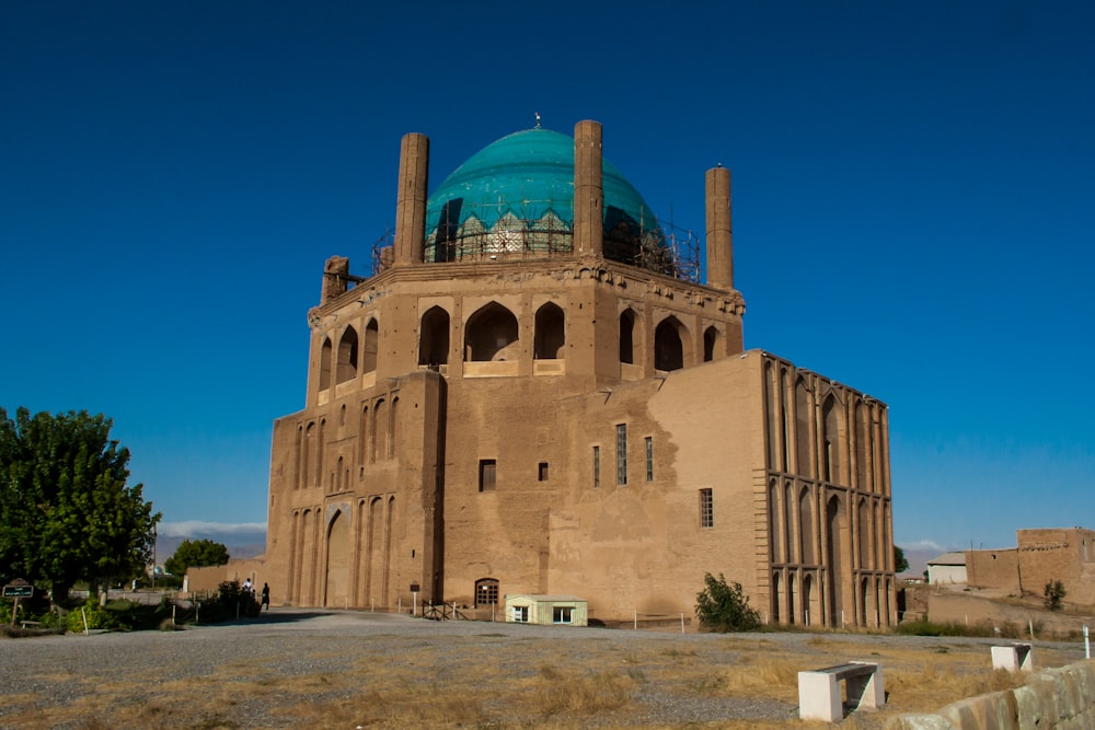 Cattedrale in cemento marrone