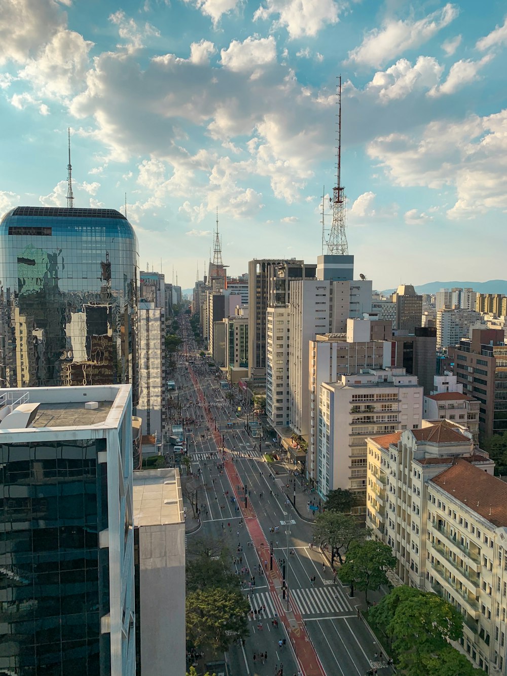 Photo aérienne des bâtiments de la ville pendant la journée