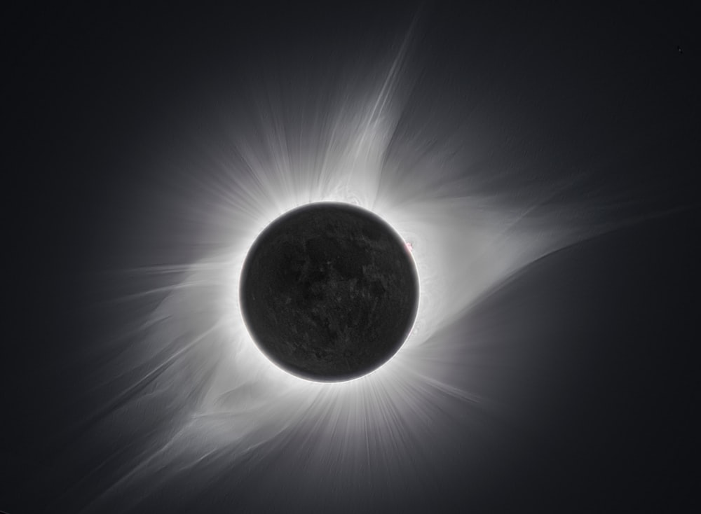 Un eclipse solar se ve en el cielo oscuro