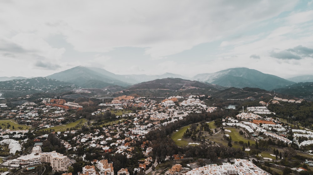 vista aérea de edifícios e árvores durante o dia