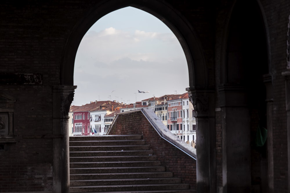 Edificios a través de un túnel oscuro