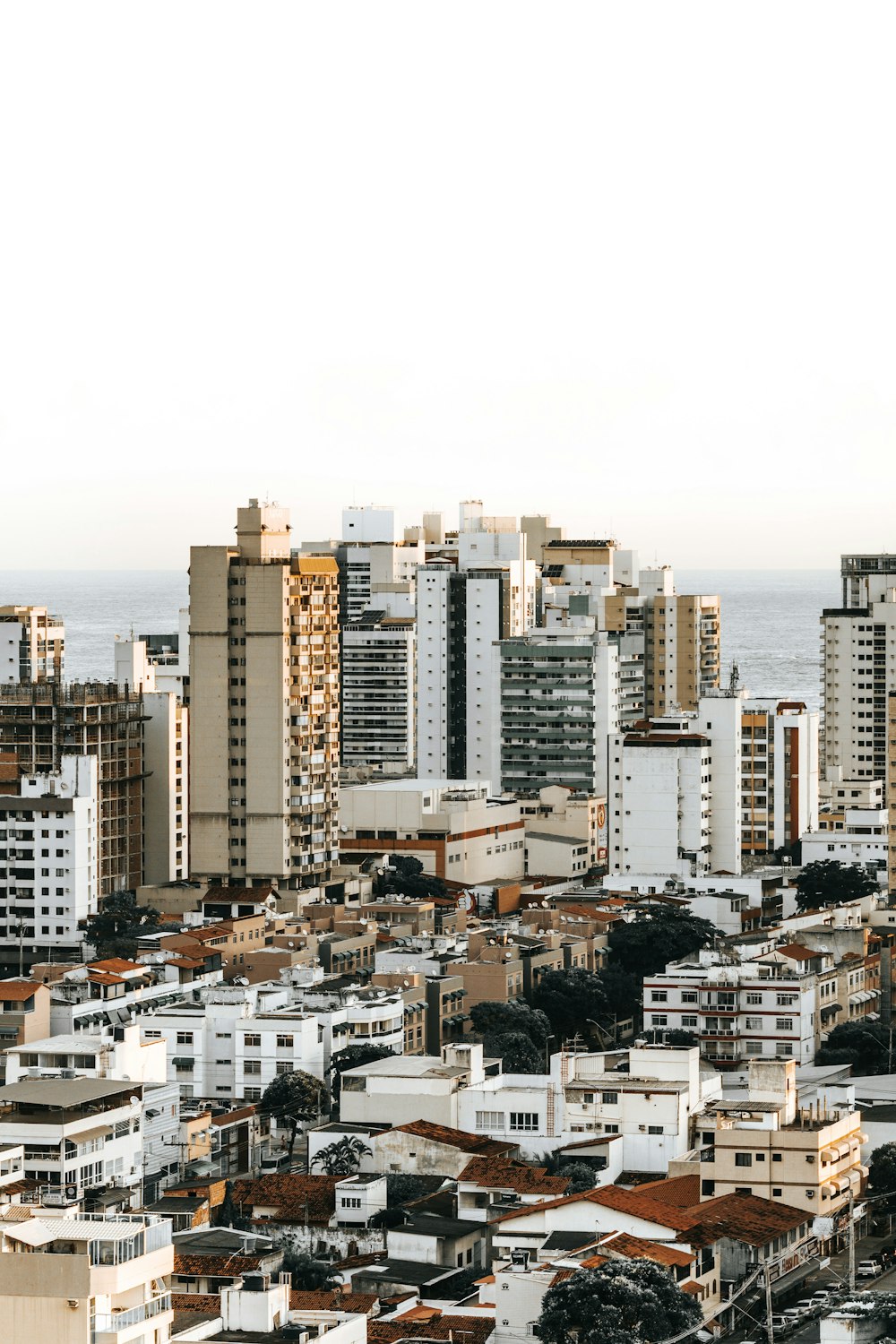 fotografia aérea de estruturas da cidade