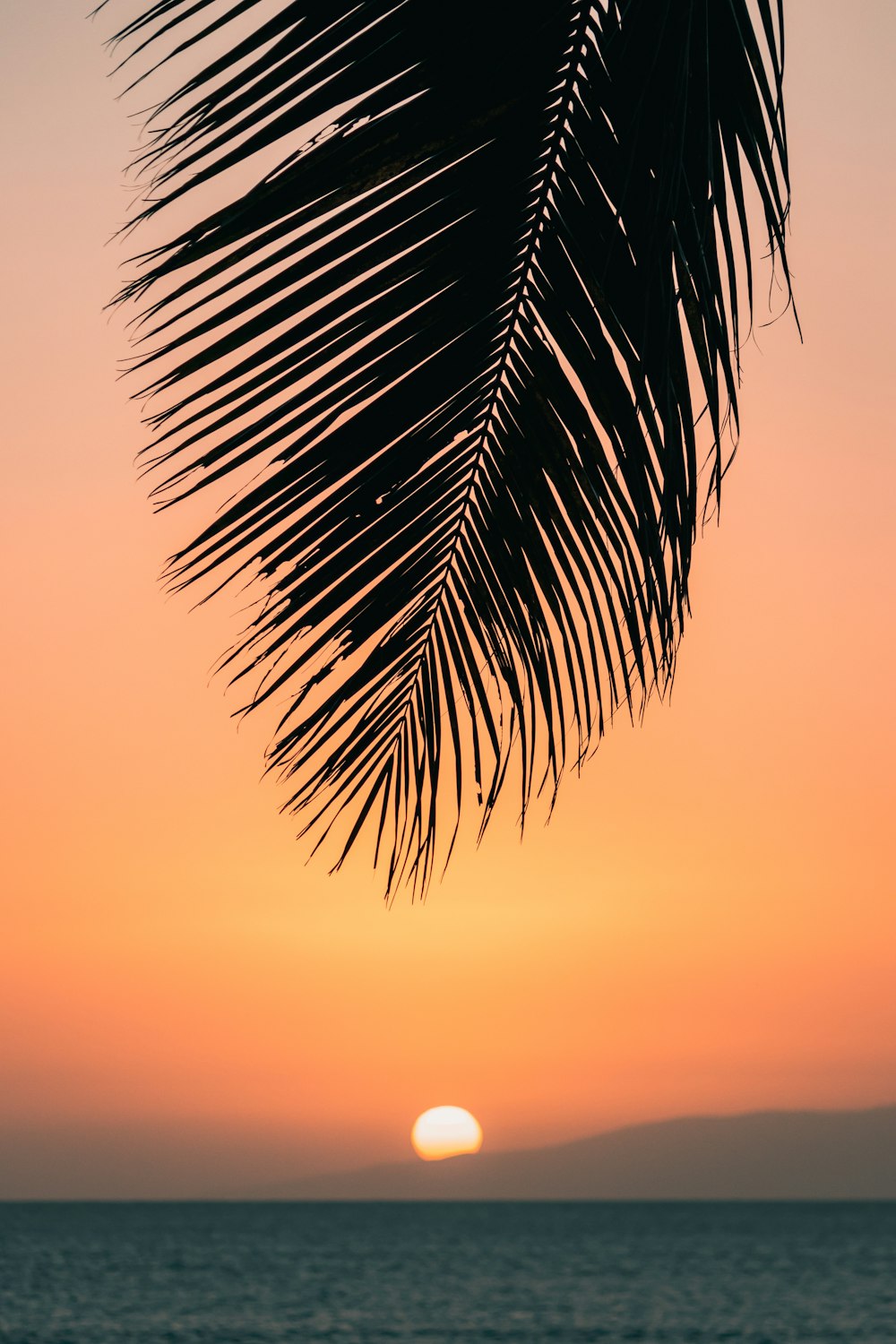Ruhiger Ozean bei Sonnenuntergang