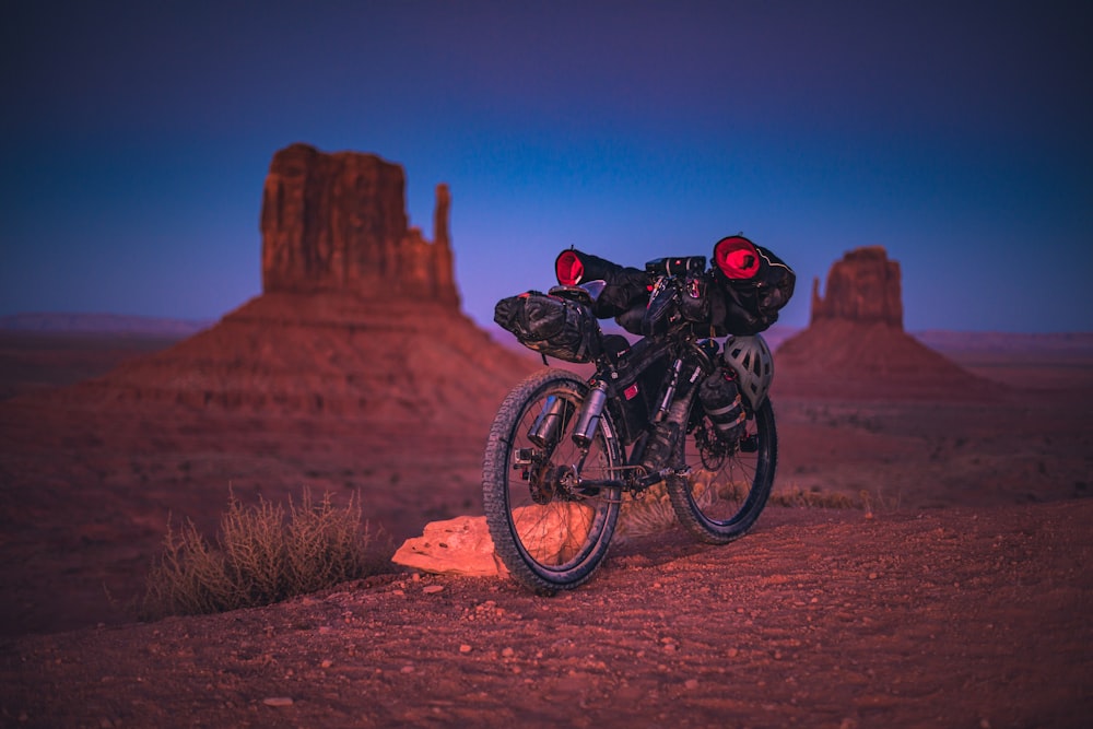 bicicletta in piedi sulla collina durante il tramonto