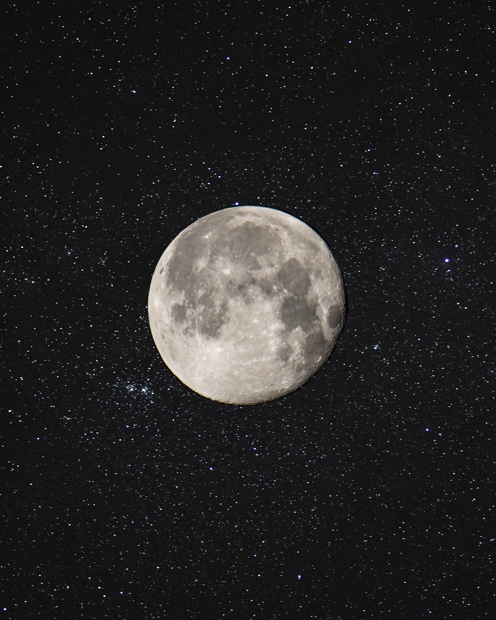 Księżyc i gwiazdy na nocnym niebie