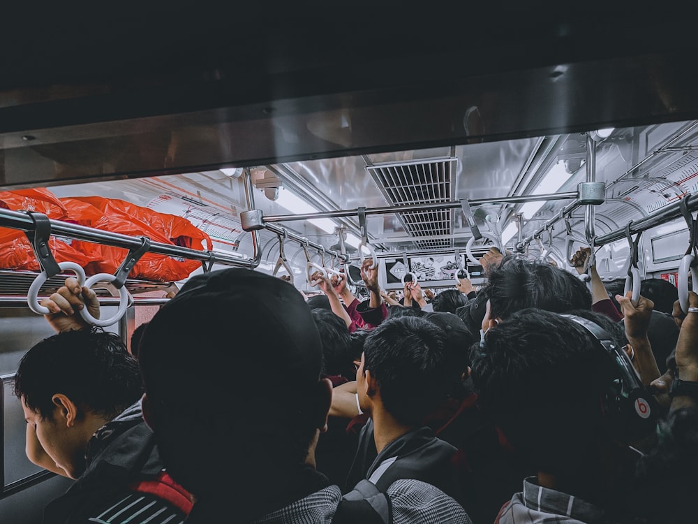 persone all'interno del treno