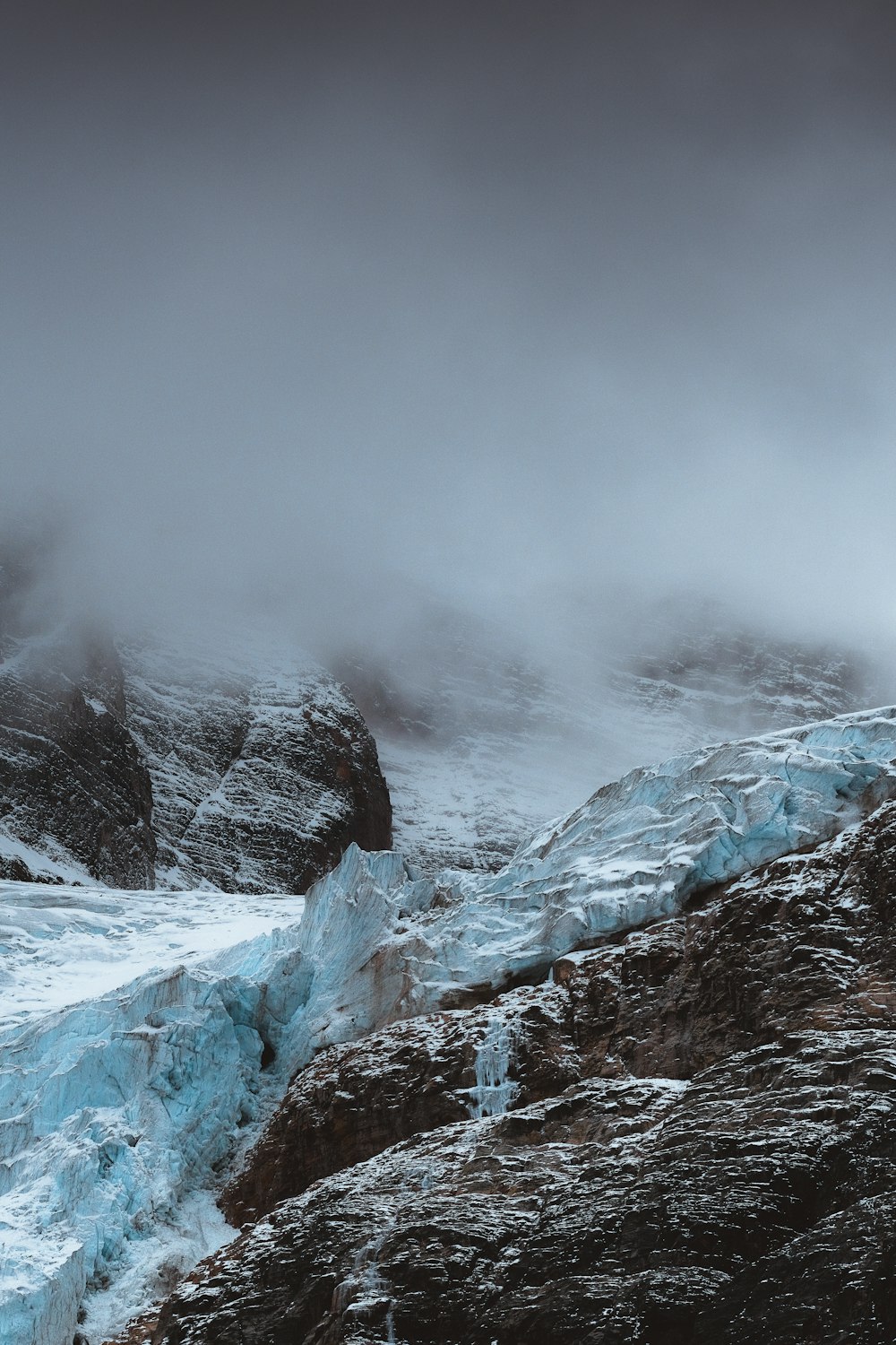 Photographie en gros plan d’une montagne enneigée pendant la journée