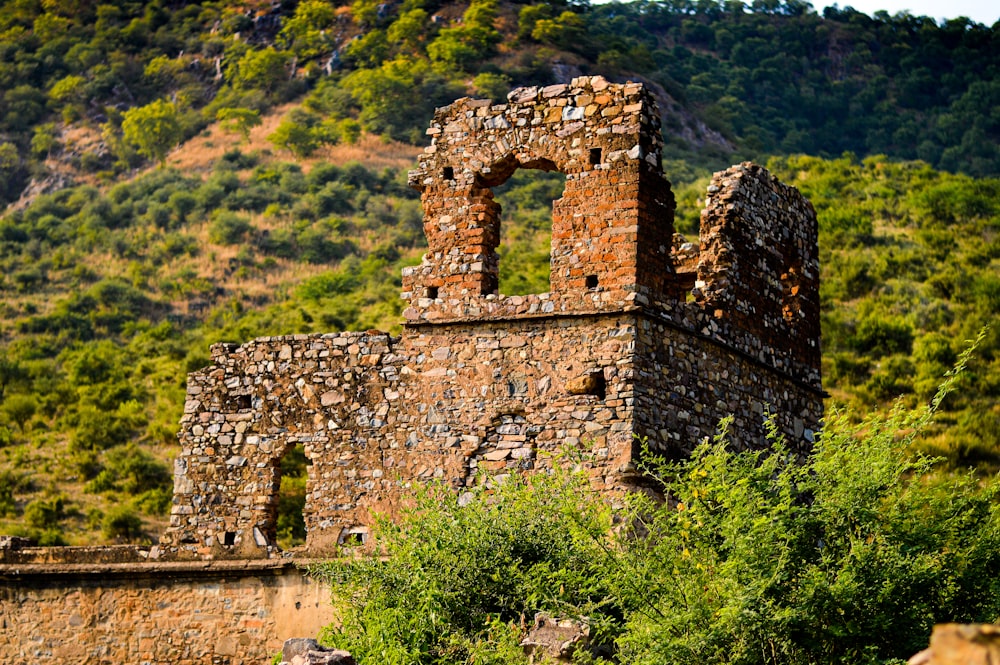 Fotografía arquitectónica de un monumento de hormigón marrón y gris