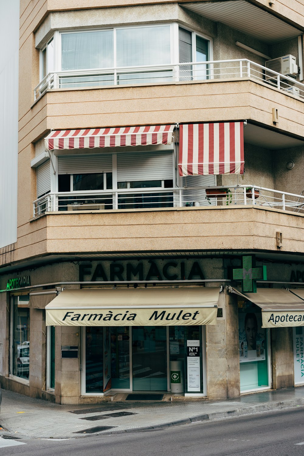 brown Farmacia building