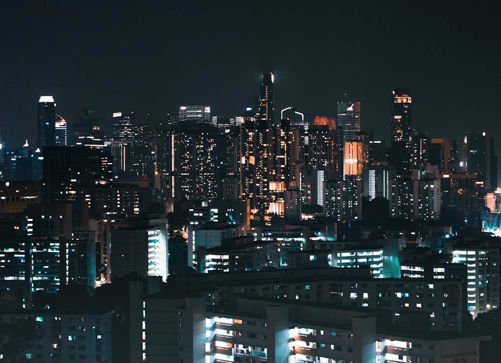 Eine Stadt bei Nacht mit vielen beleuchteten Gebäuden