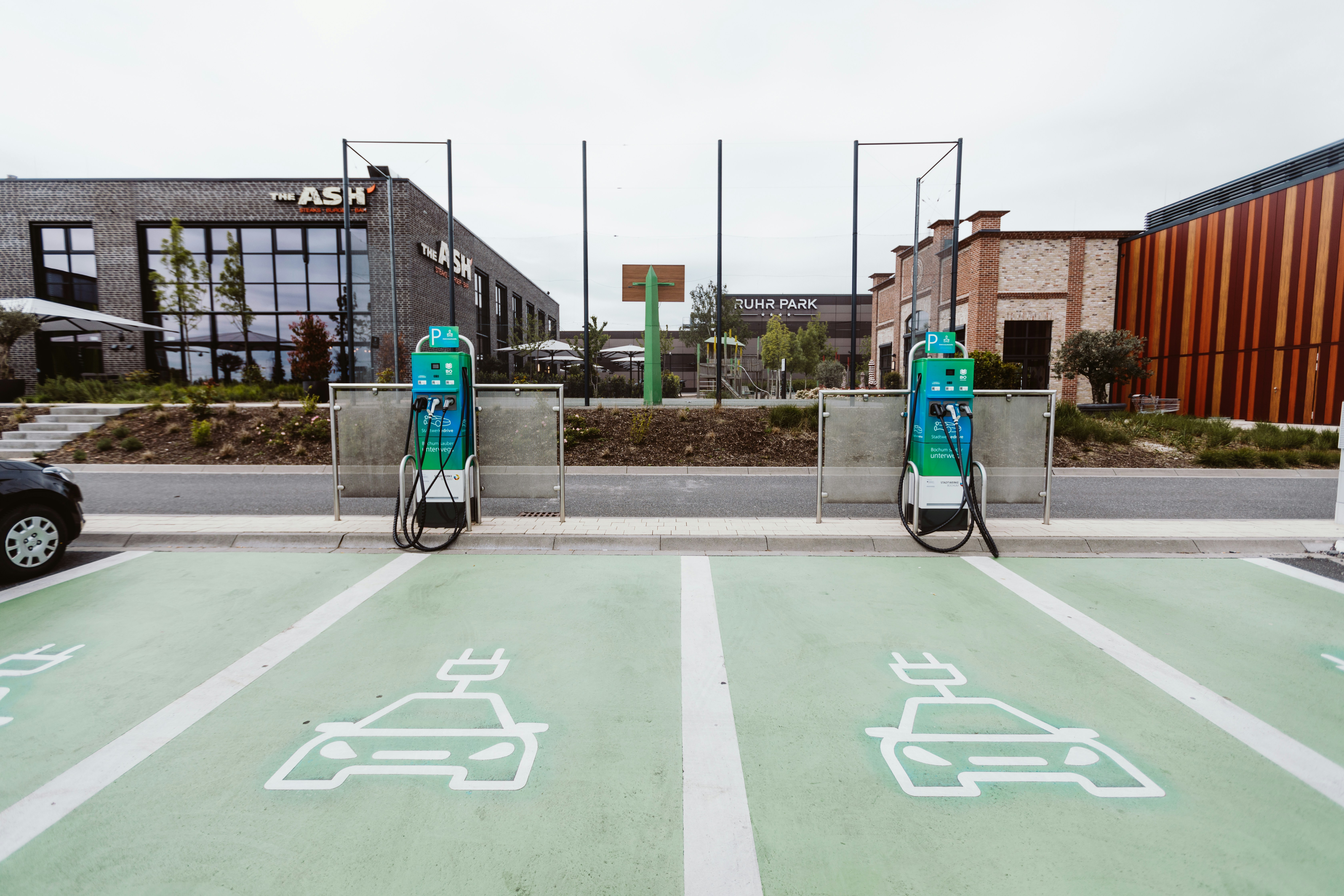 Electric Cars in the USA: Market, Charging, Costs & Buying Guide (2025)