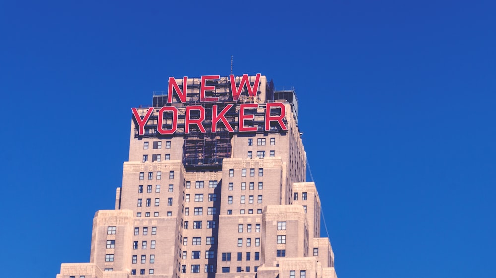 bâtiment New Yorker marron et rouge