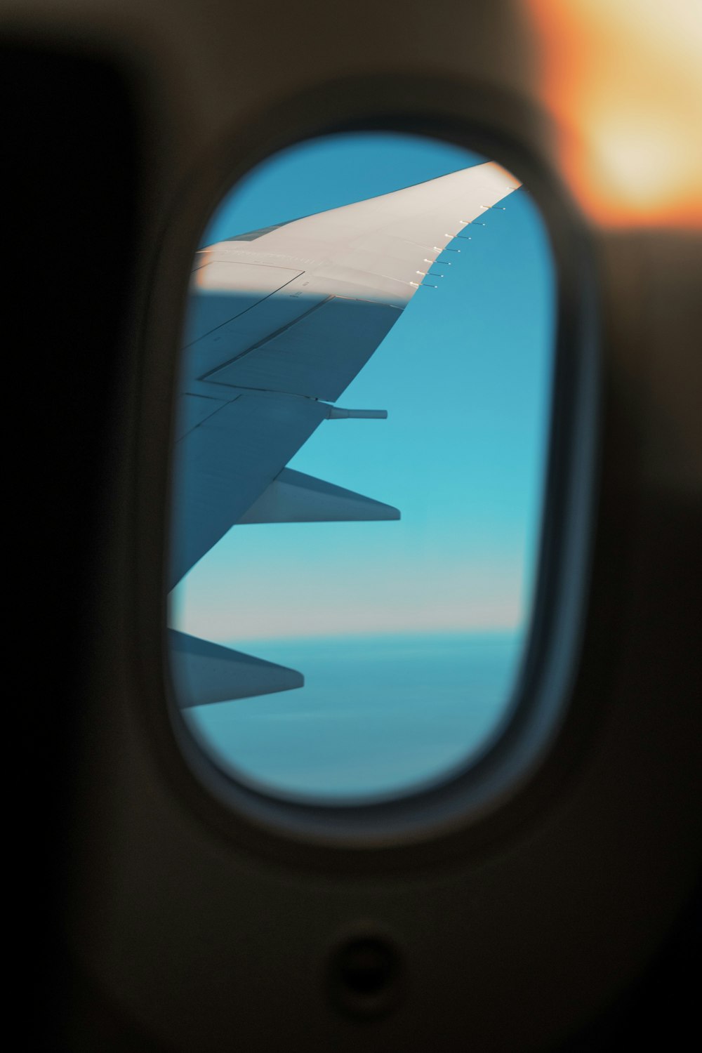 Flugzeugfensterfotografie des Flügels
