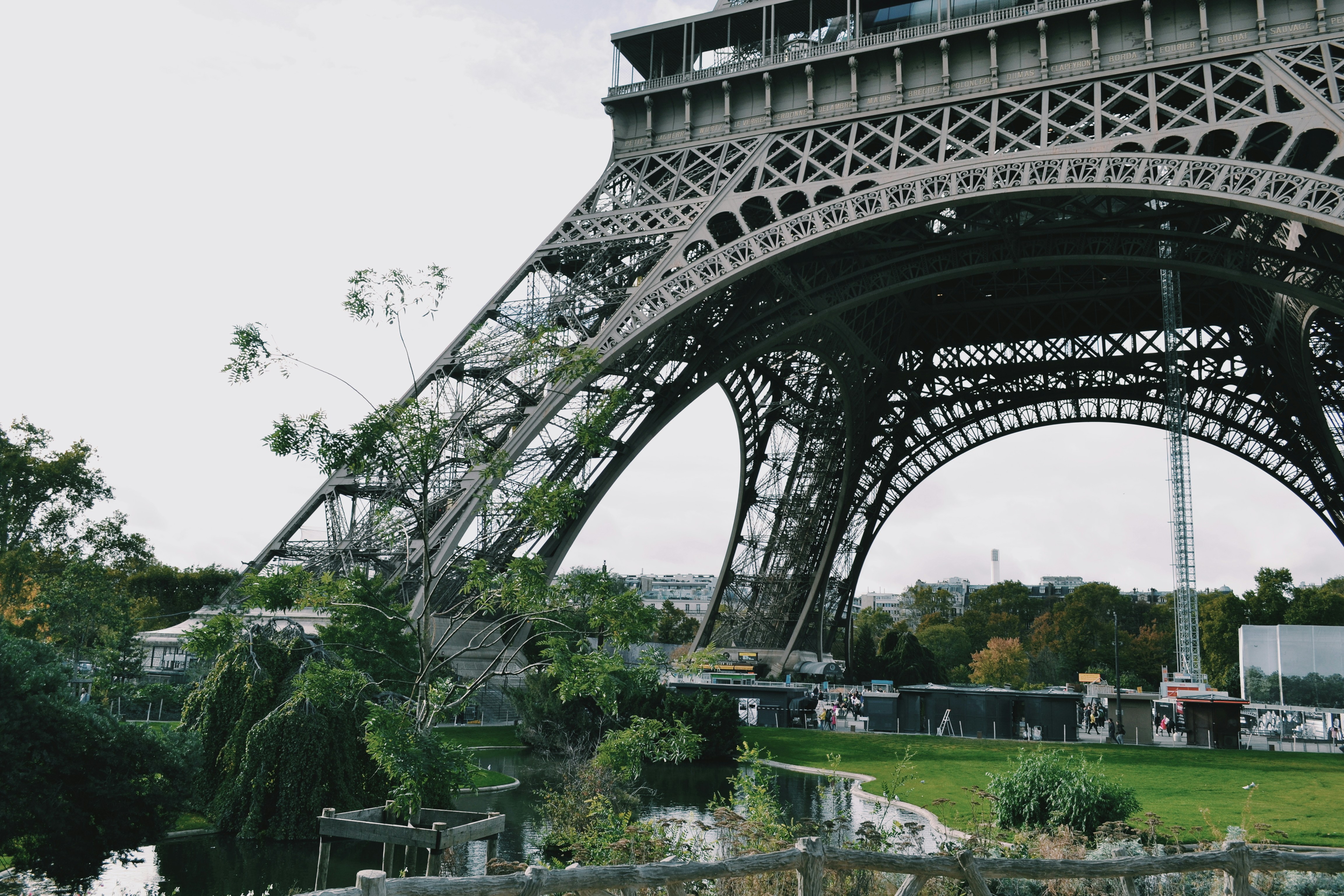 Les jardins du Champ de Mars au pied de la tour Eiffel