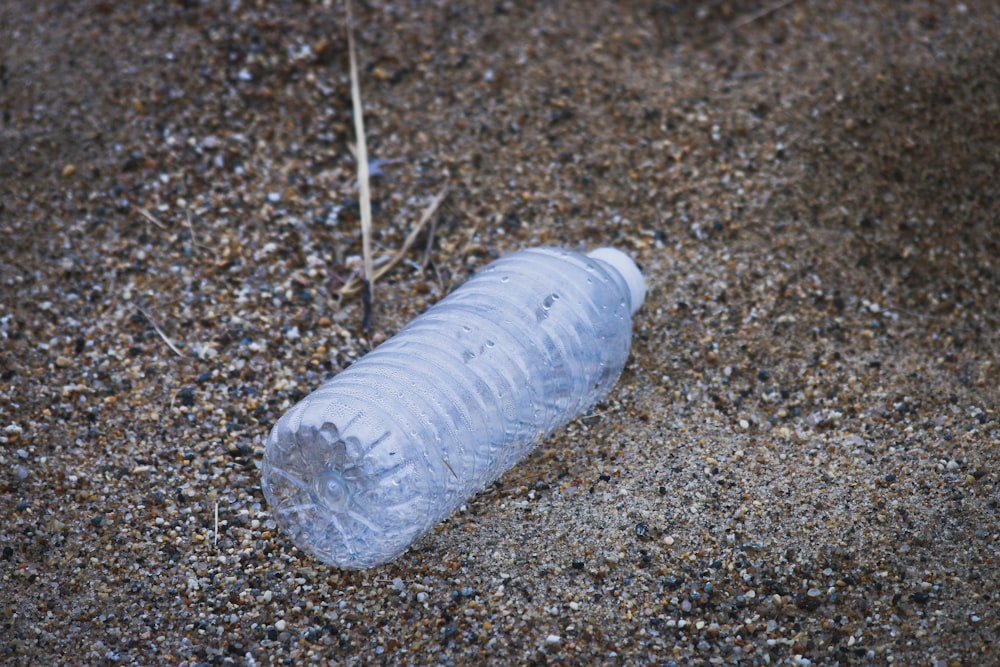 Botella de plástico transparente