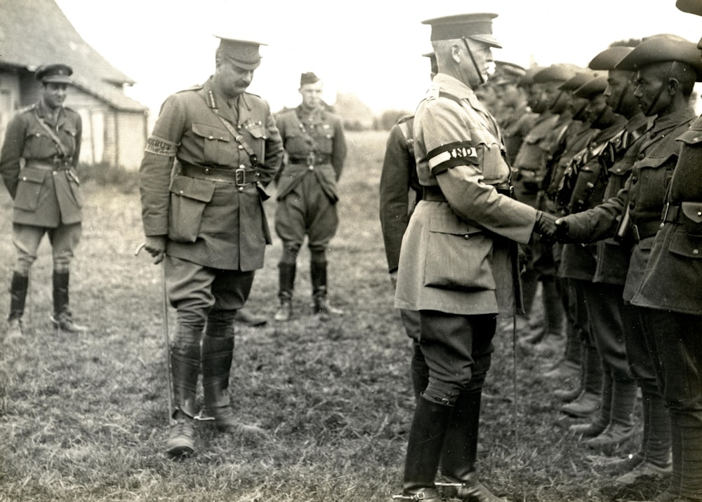 Oficial de la Primera Guerra Mundial felicitando a los soldados