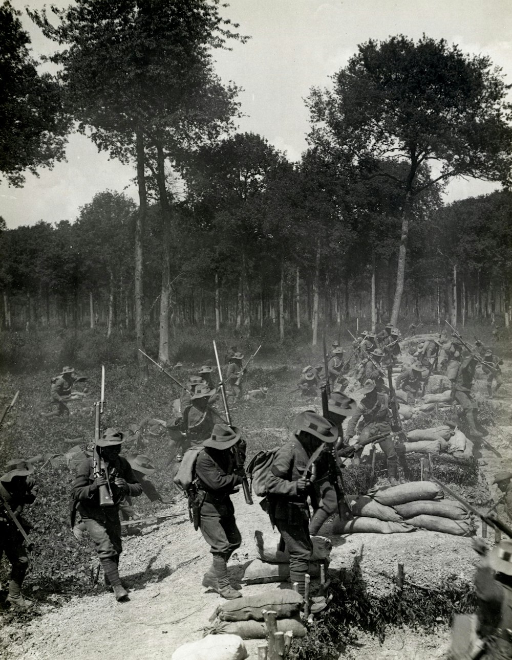 Première Guerre mondiale chargeant une tranchée