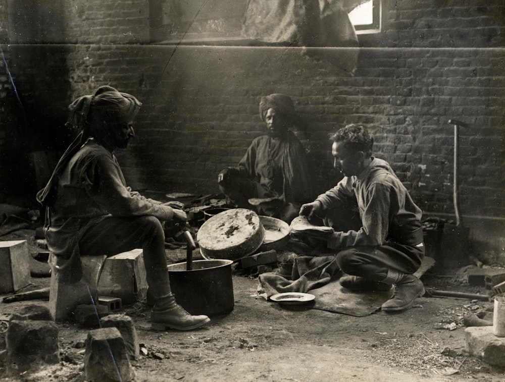 Hombres de la 1ª Guerra Mundial comiendo junto a la pared