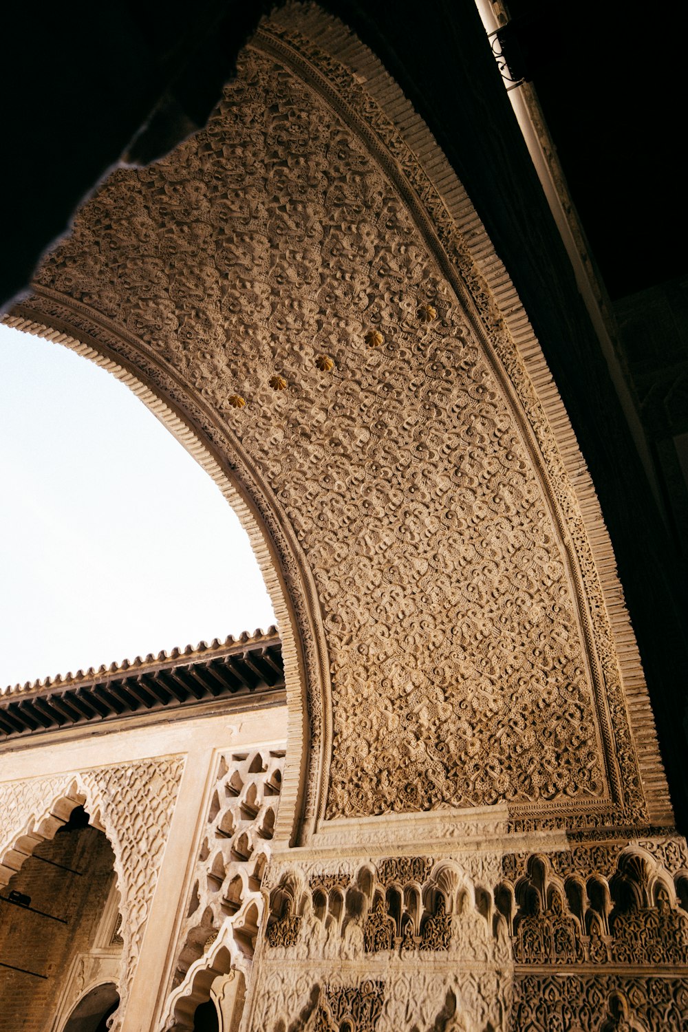 Photographie en contre-plongée de l’intérieur d’un bâtiment en béton brun