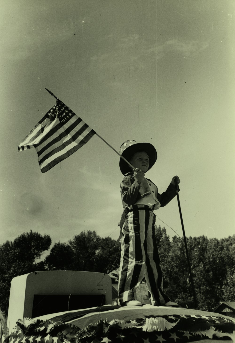 미국 국기를 들고 있는 소년