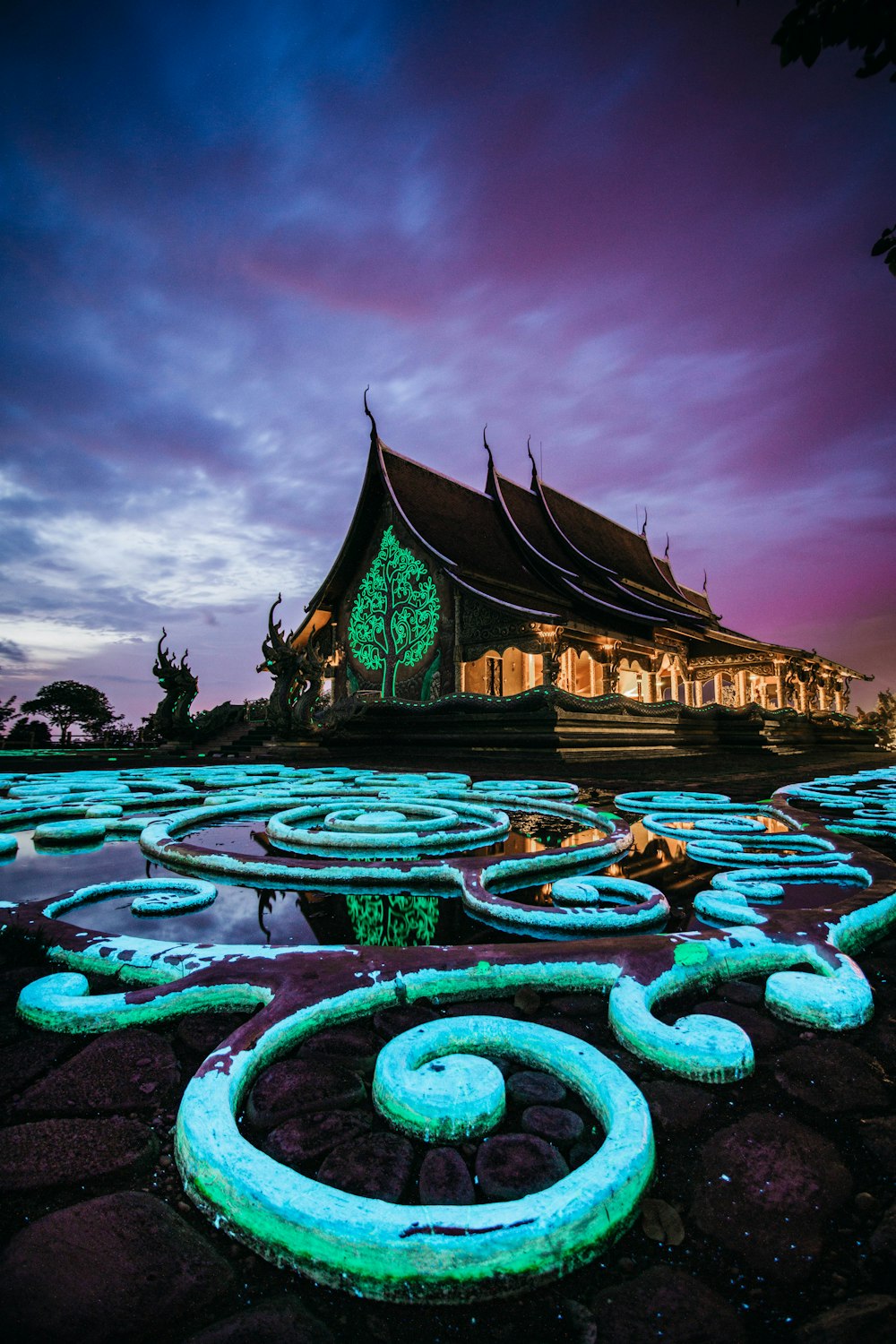 Photographie d’un bâtiment brun pendant la nuit