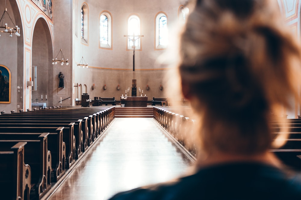 femme à l’église