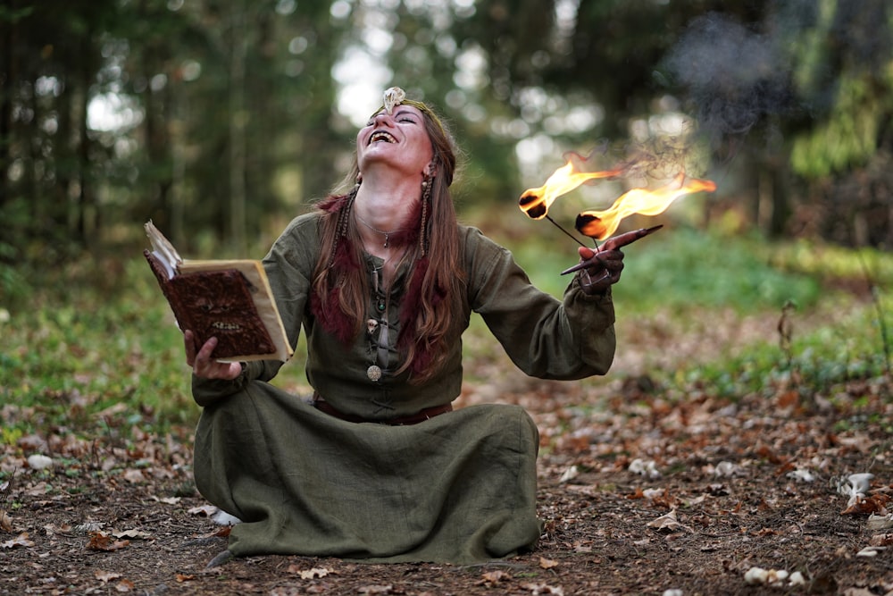 mujer sosteniendo el libro y el fuego