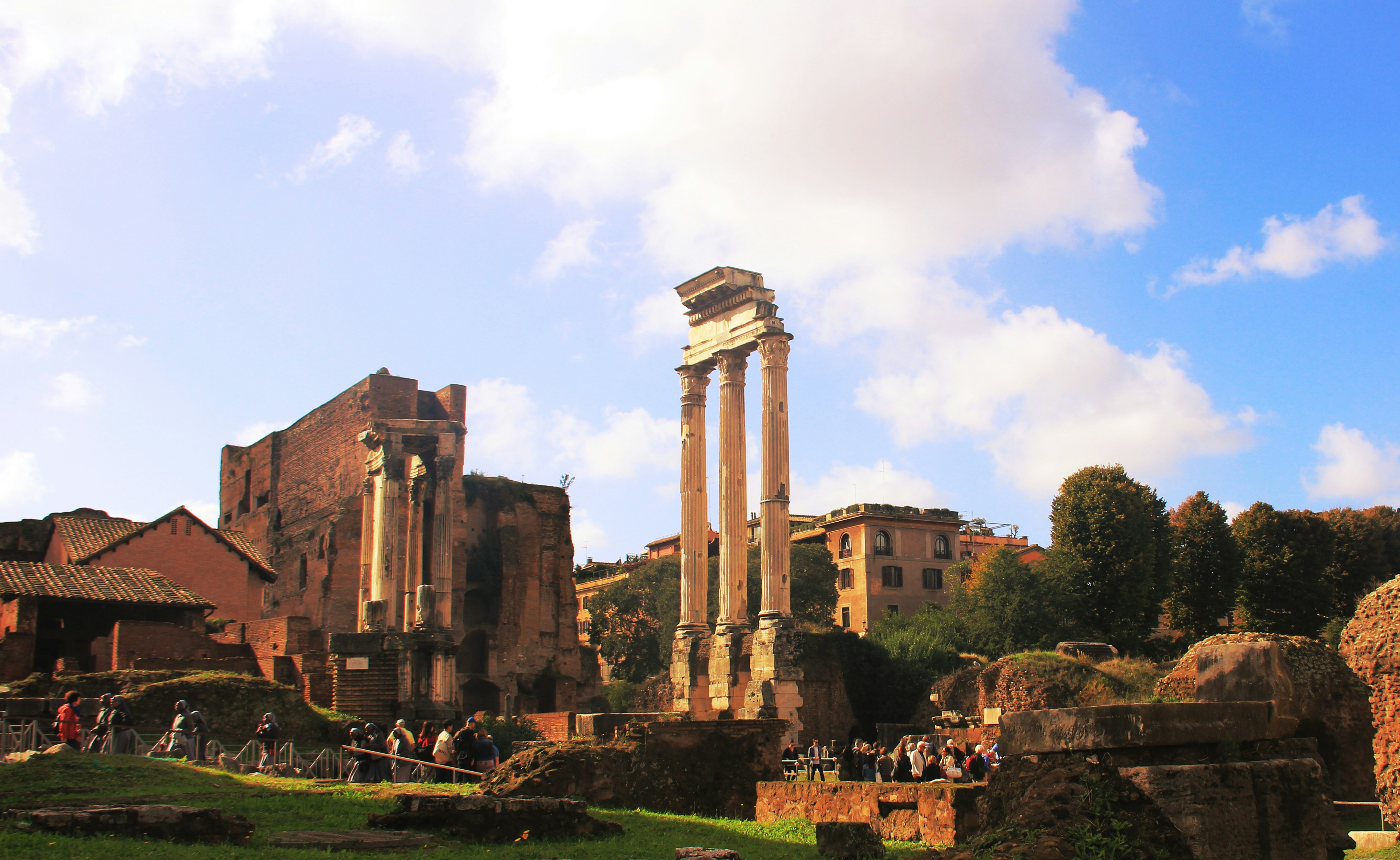 personnes proches de Temple de Castor et Pollux sous ciel bleu et blanc pendant la journée