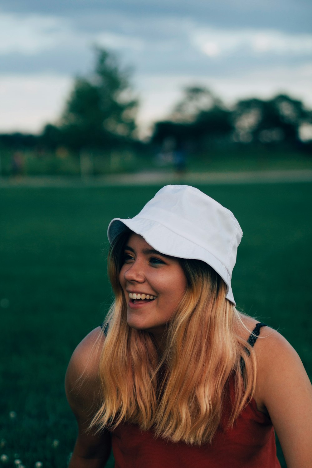 woman in a white bucket hat