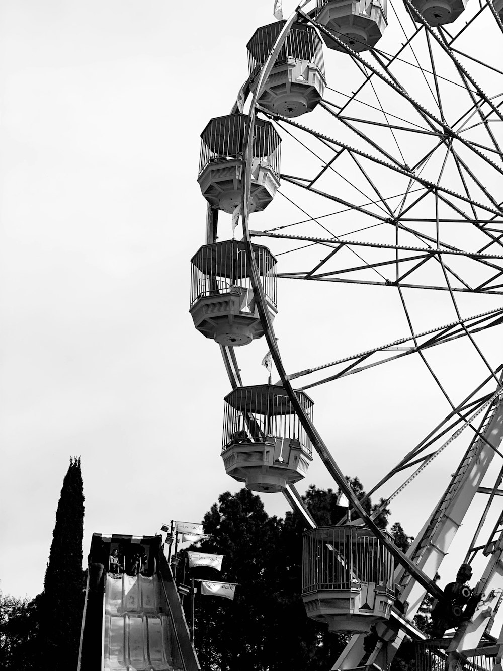 foto em tons de cinza de uma roda gigante