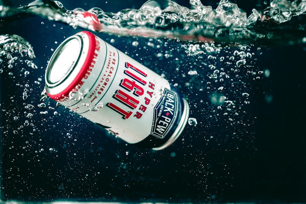 Lata de cerveza Hyper Light bajo el agua