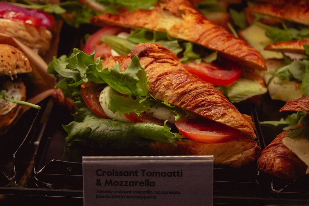 croissant tomaatti & mozzarella