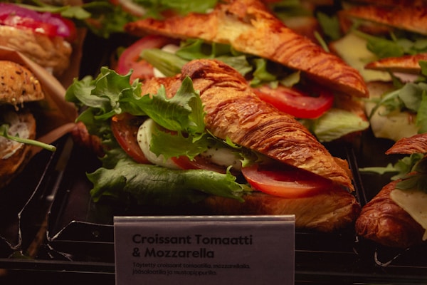 Croissant tomaatti & mozzarella