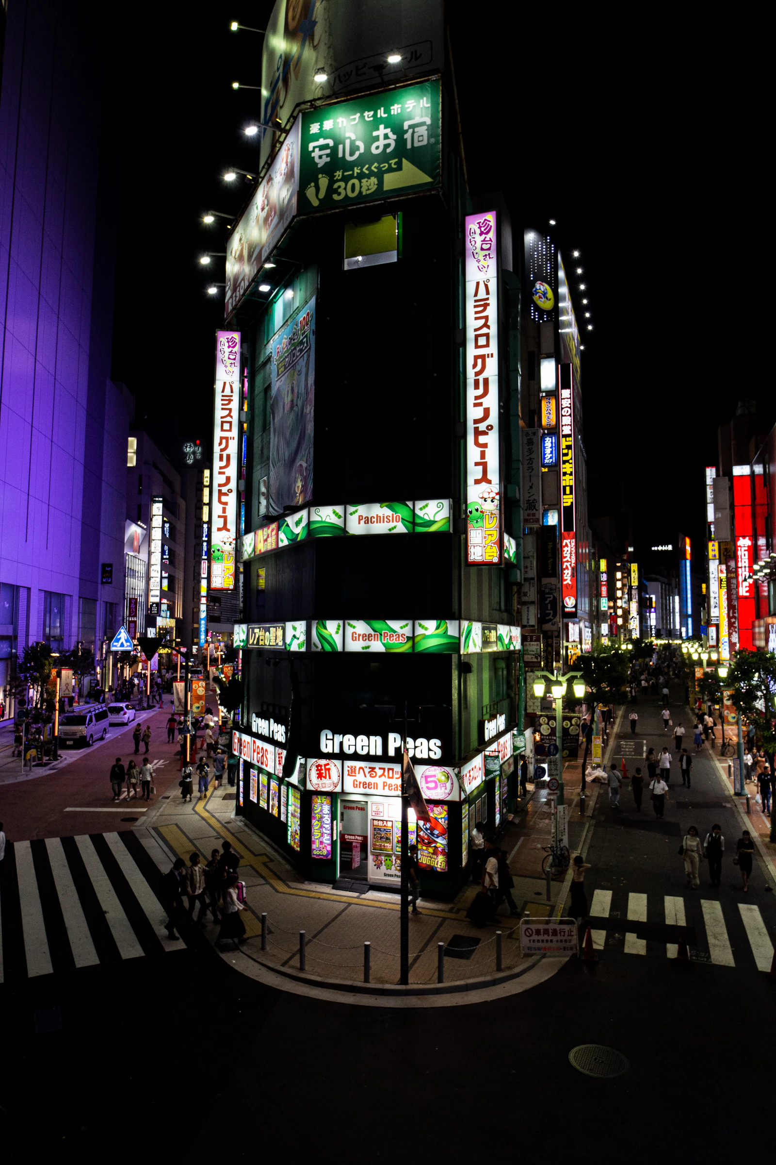 Rue animée et illuminée de Shinjuku à Tokyo de nuit