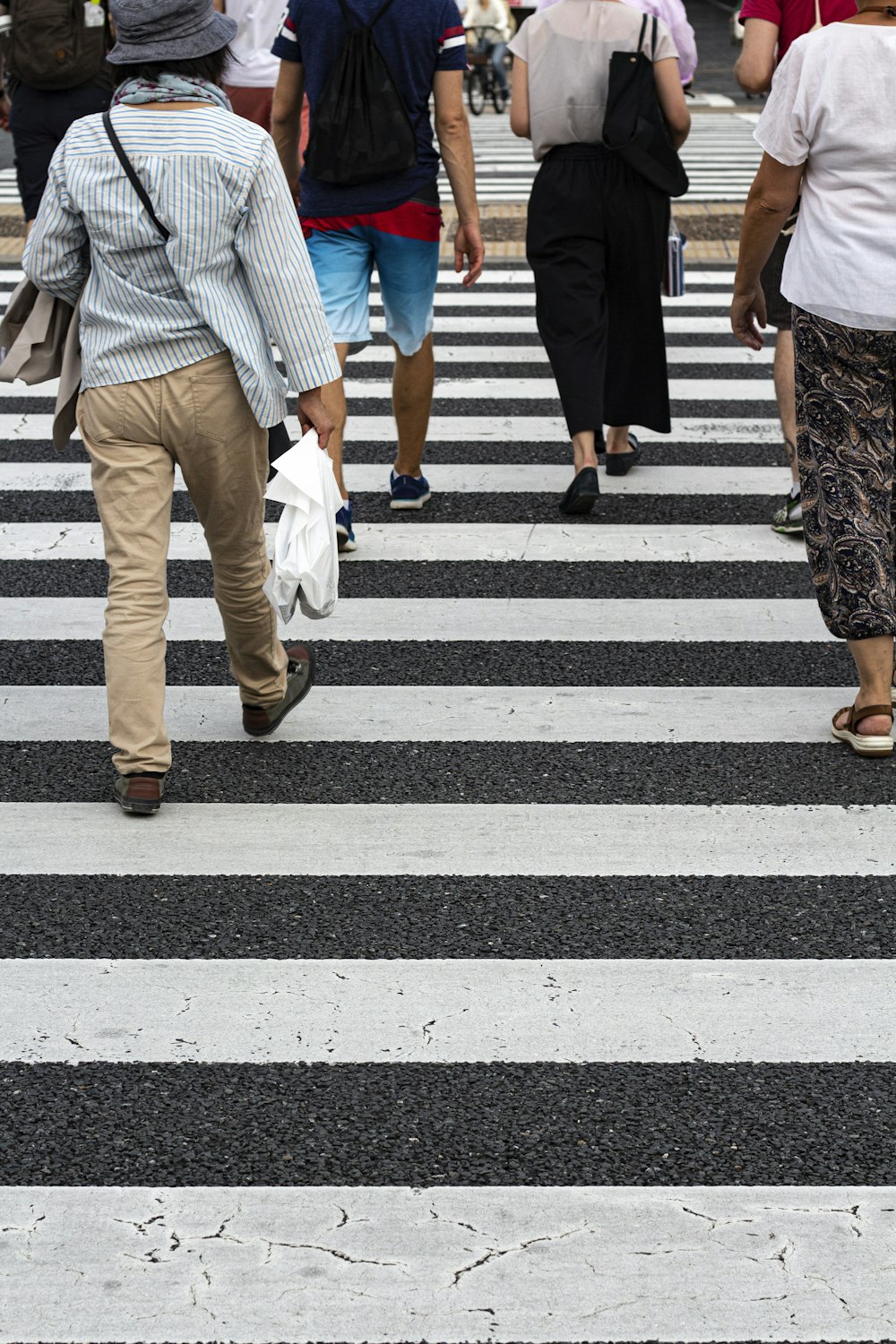 mulheres caminhando na faixa de pedestres