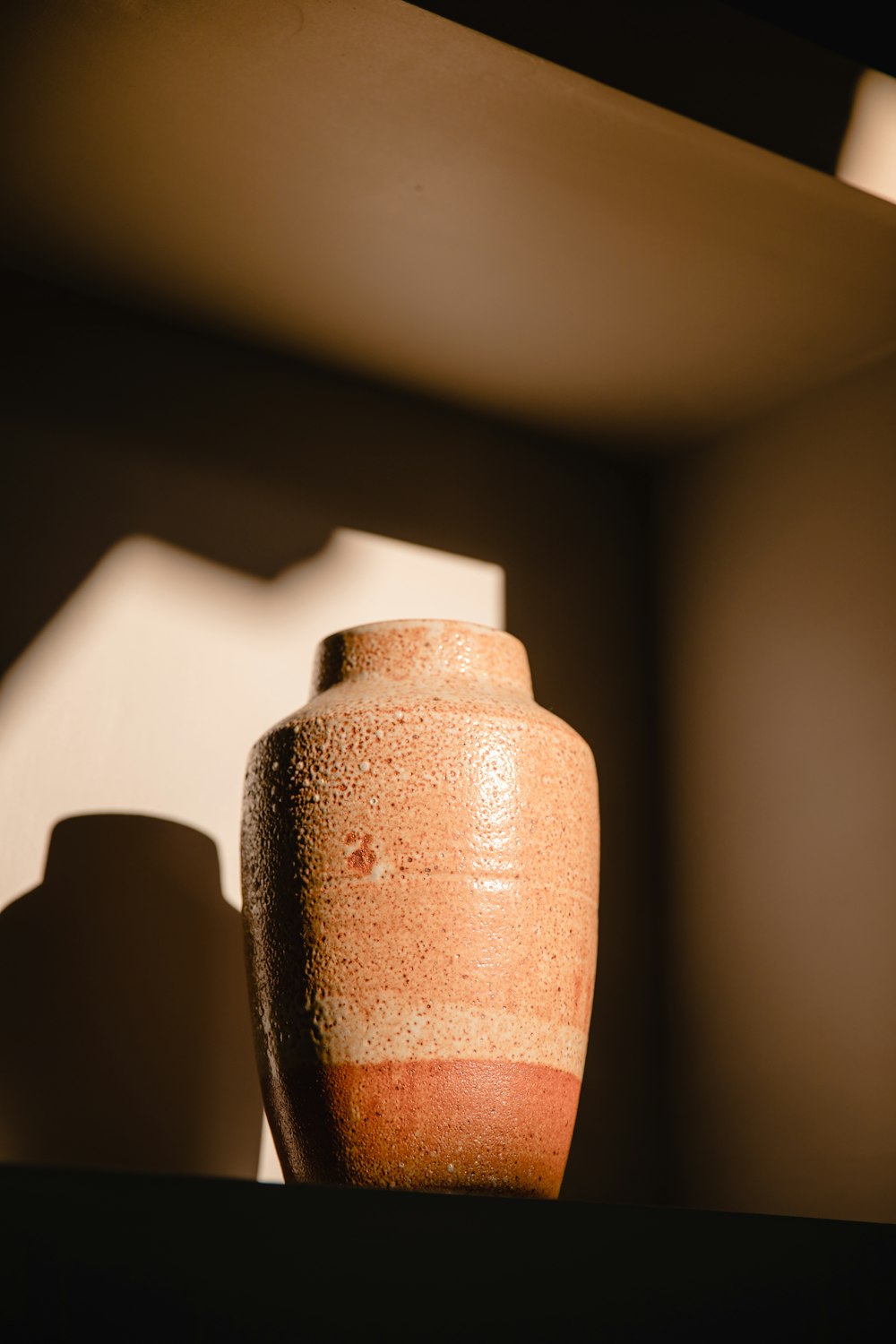jarrón de cerámica marrón