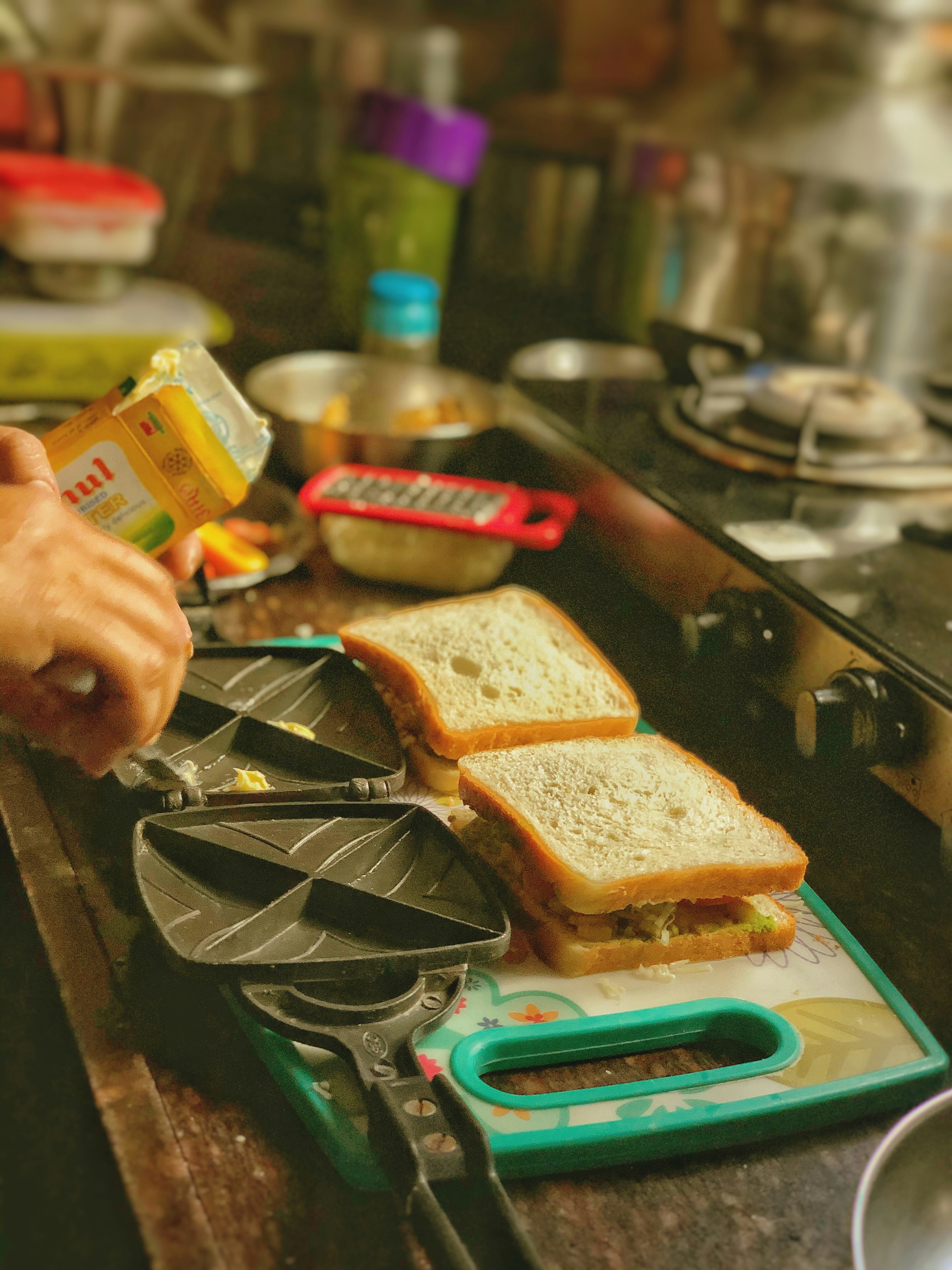 Orang Menyiapkan Sandwich Menggunakan Pembuat Panini Abu-abu