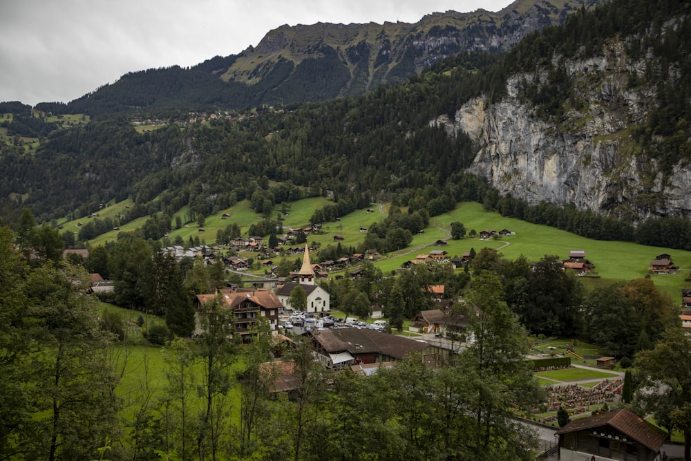 encosta de moutnain com cenário da cidade