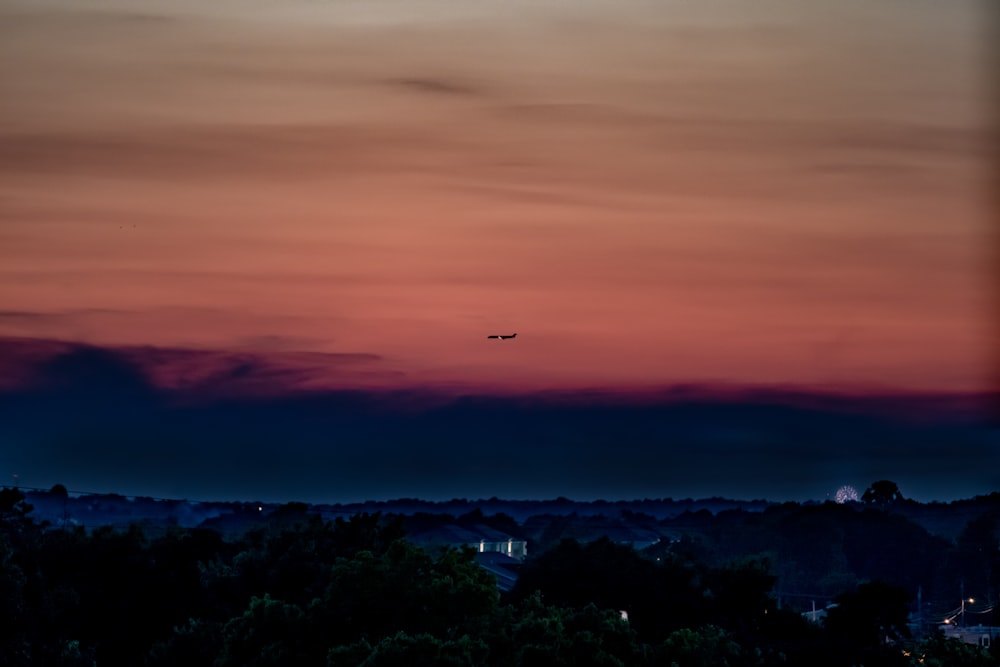 um avião sobrevoando uma cidade à noite