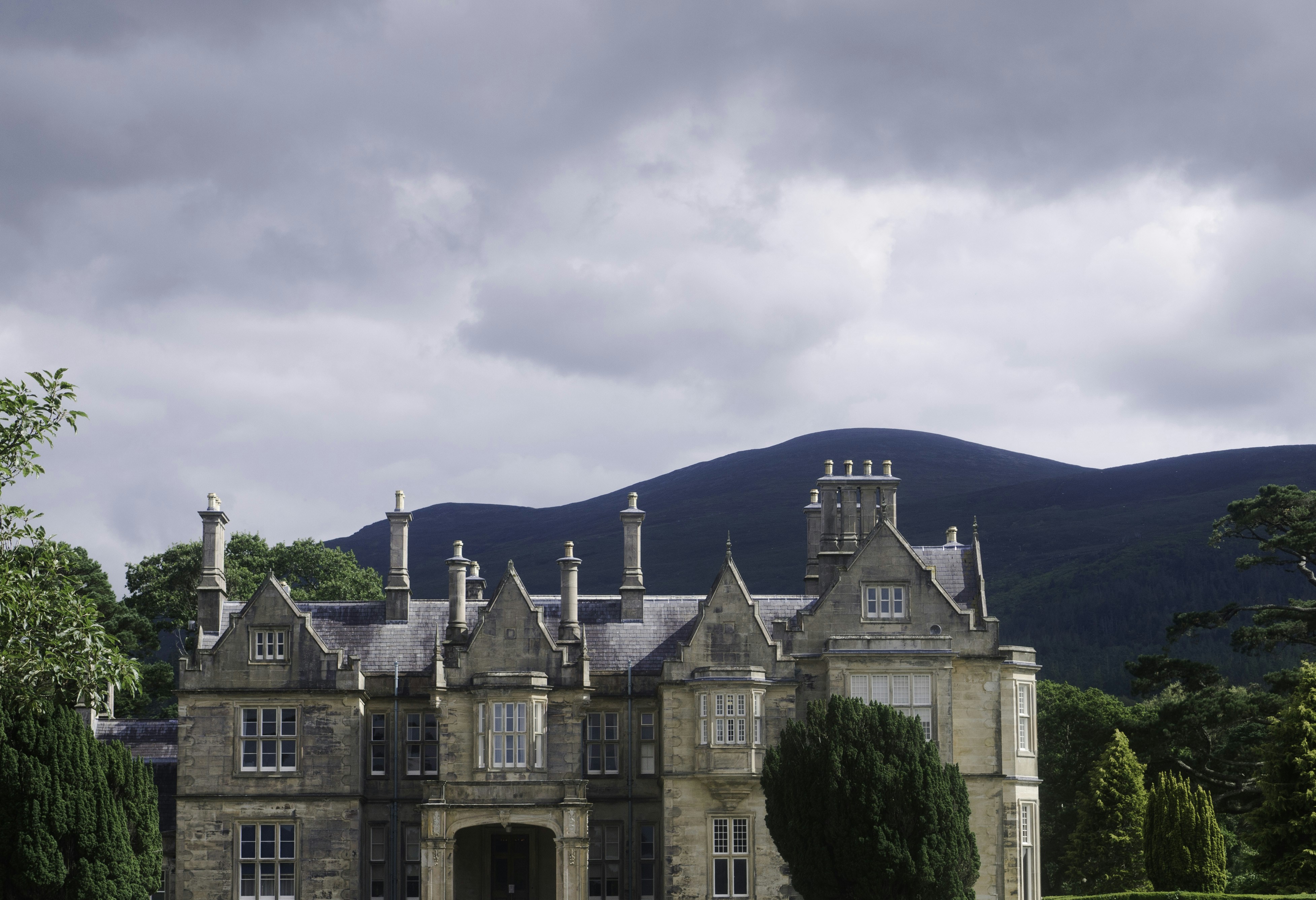 Beigefarbenes Gebäude unter weißem Himmel