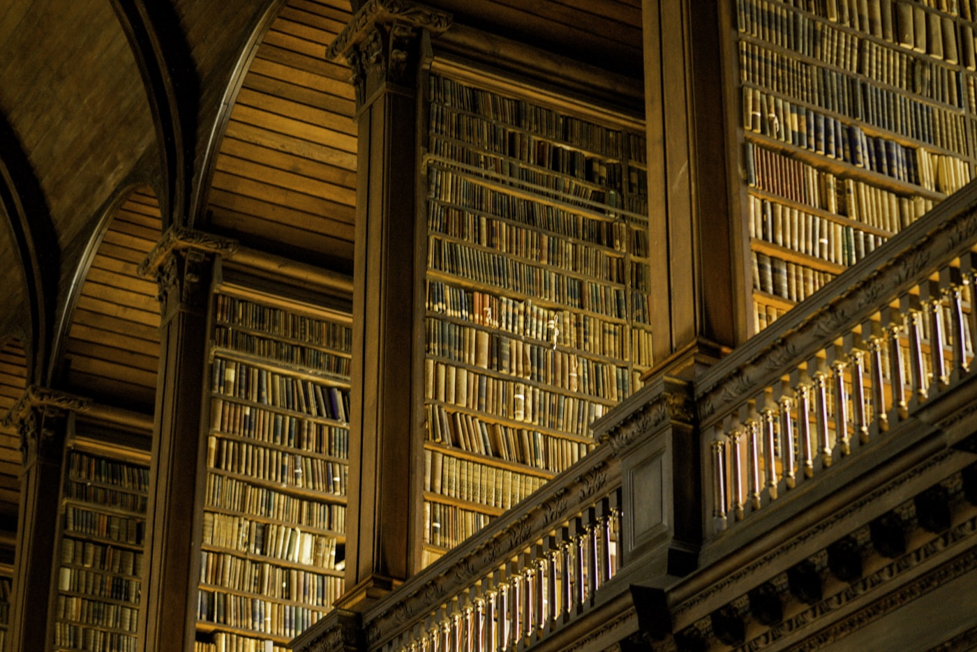 Bücherregale in einer klassischen Bibliothek