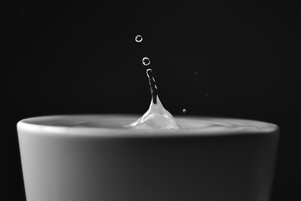 goccia d'acqua in foto in bianco e nero