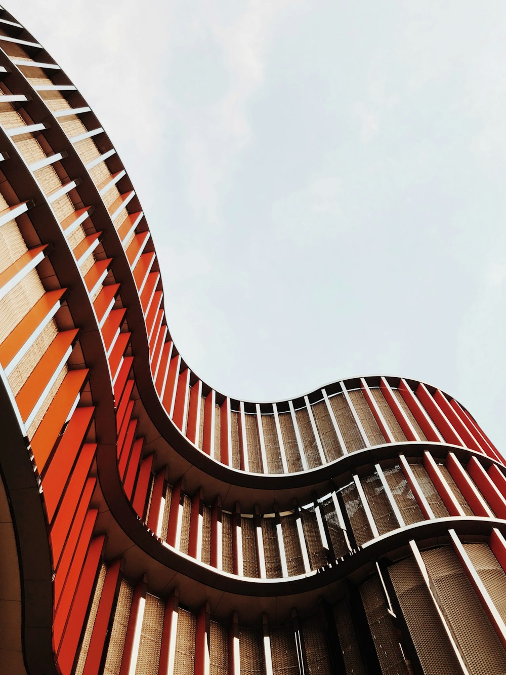 Blick aus einem niedrigen Winkel auf ein orangefarbenes und braunes architektonisches Gebäude