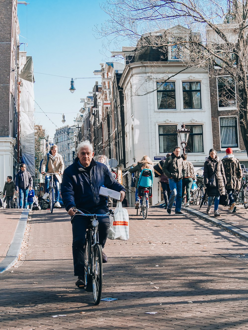 Foto de enfoque superficial de hombre montando en bicicleta durante el día