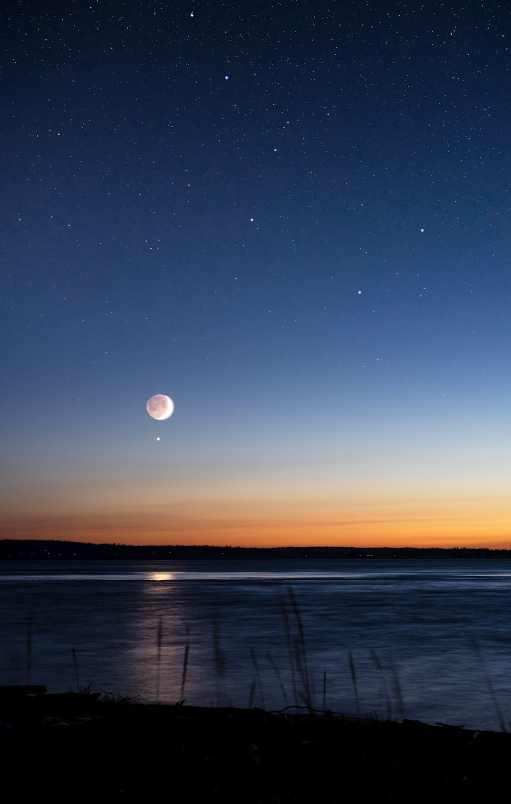 Luna piena e oceano blu