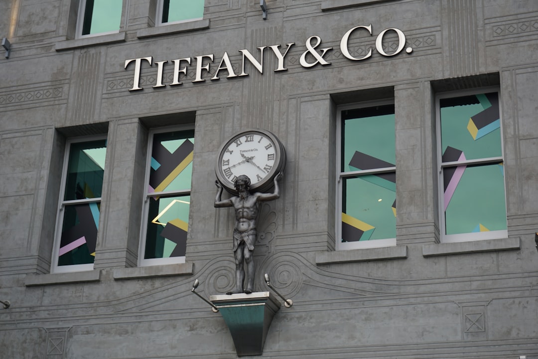 Дом тиффани. Tiffany Atlas часы. Здание с птицами Tiffany co. Луис Тиффани в Европе. Здания из Нью Йорка.