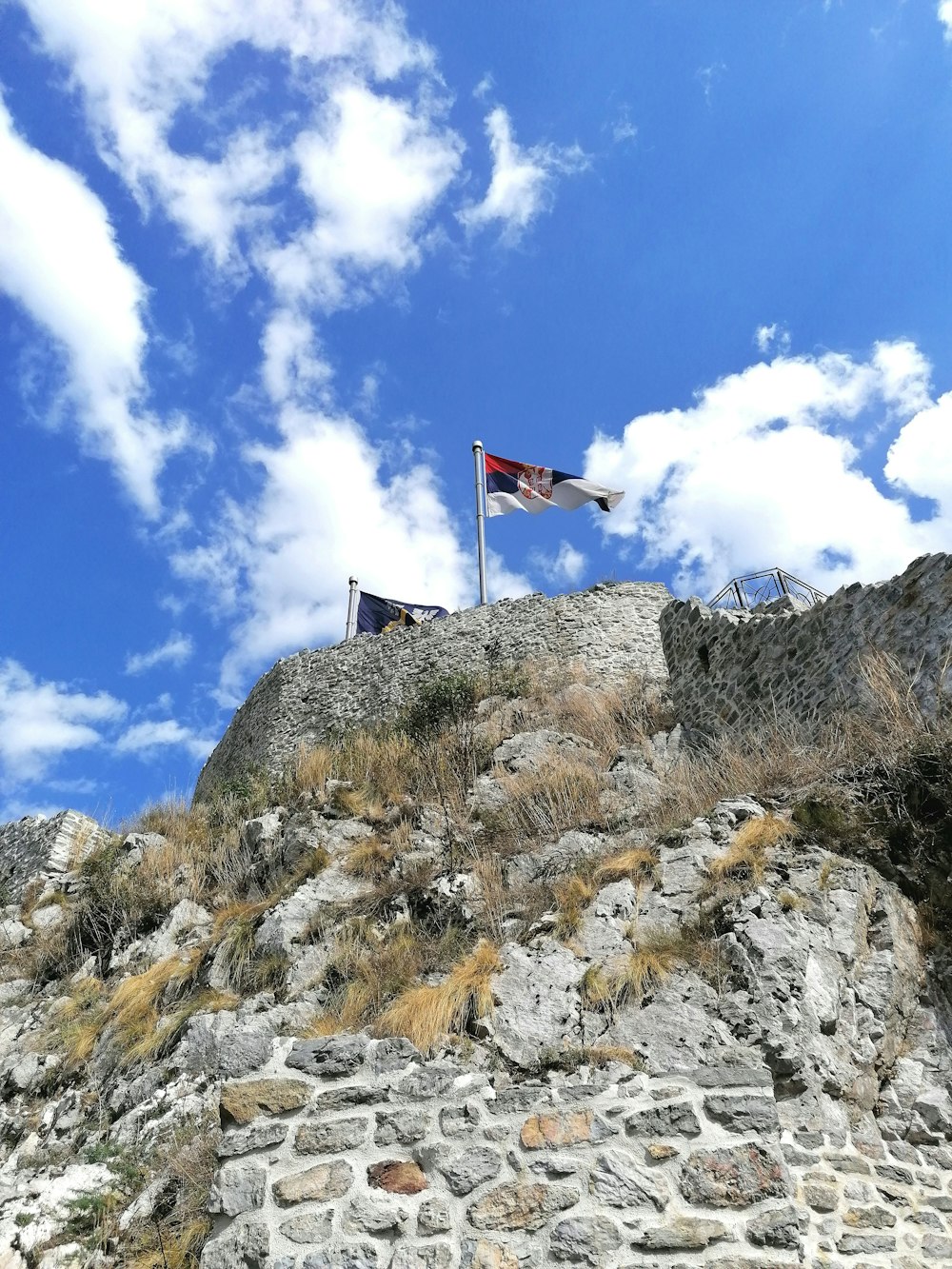 drapeau au sommet d’une formation rocheuse